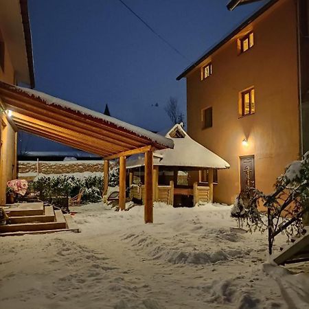 Guest House Mandrivnyi Rooms&Apartments Yasinia Eksteriør billede
