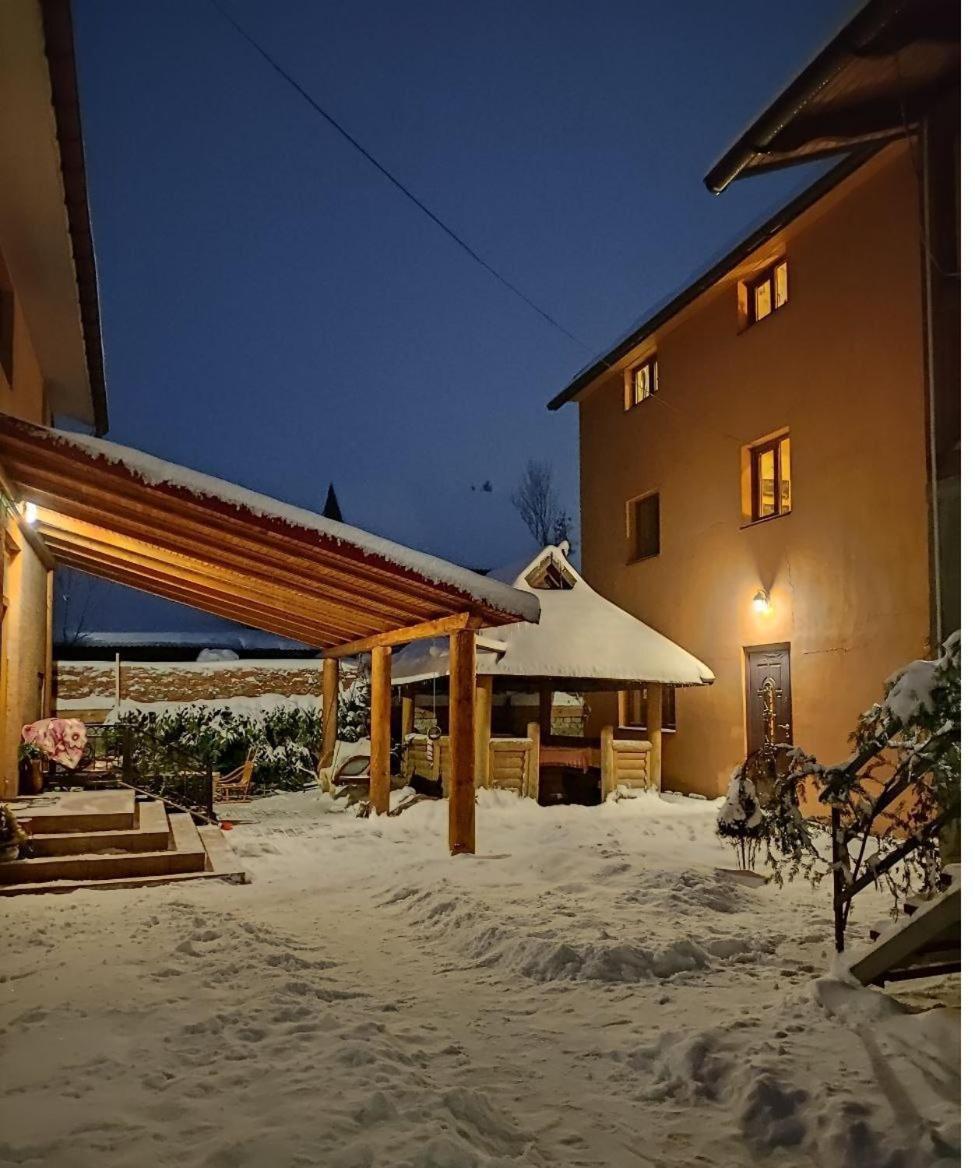 Guest House Mandrivnyi Rooms&Apartments Yasinia Eksteriør billede