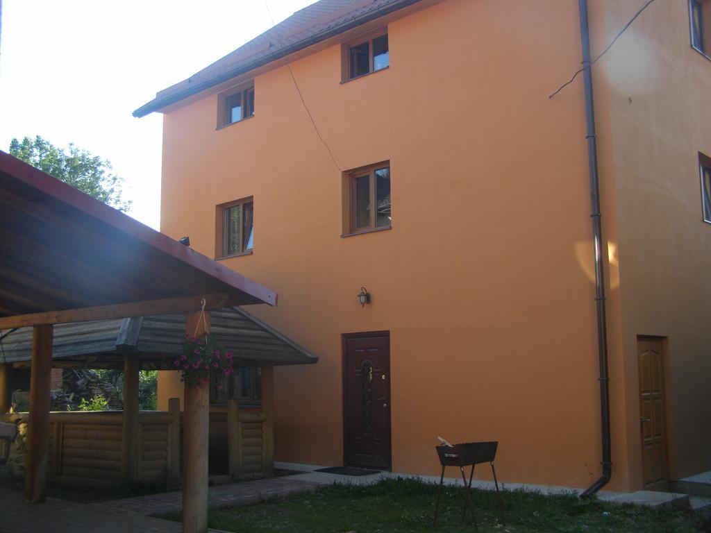 Guest House Mandrivnyi Rooms&Apartments Yasinia Eksteriør billede